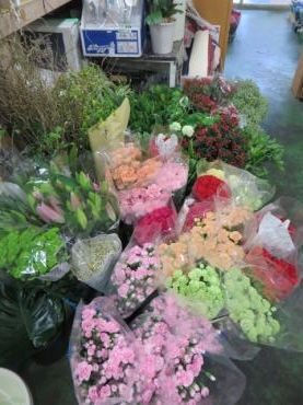 母の日ウィークが始まりました！！外は雨ですが・・・頑張って準備します！！｜「花徳」　（静岡県浜松市中央区の花キューピット加盟店 花屋）のブログ