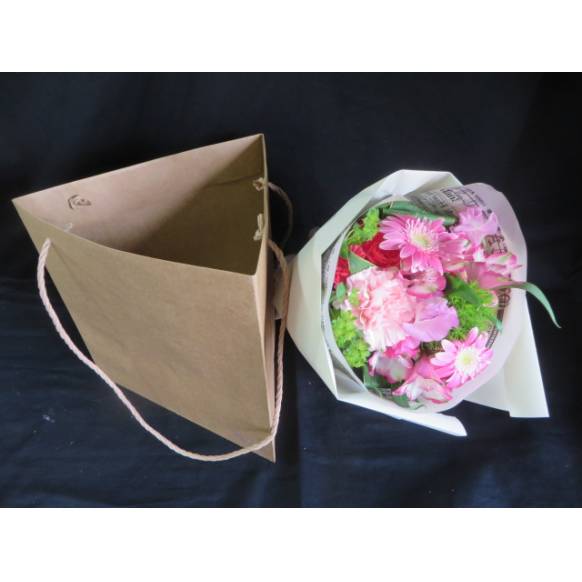 ピンク系　花束（持帰り用お洒落な袋付） 900188