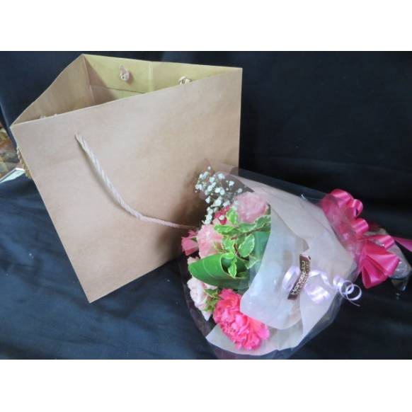 ピンク系SPの花束（持帰り用お洒落な袋付） 900189