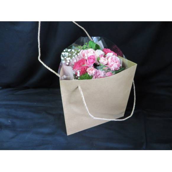 ピンク系SPの花束（持帰り用お洒落な袋付）